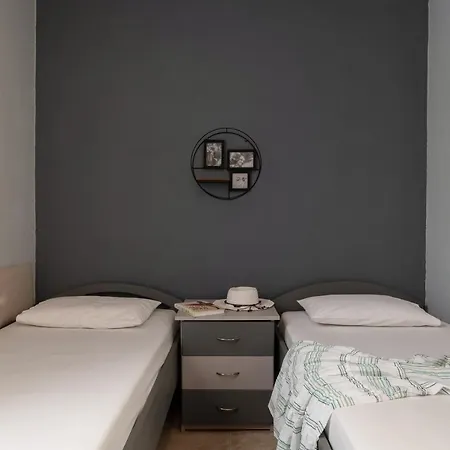 House Toula Elegant 사르티